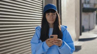 Çekici beyaz kadın portresi sokakta duruyor, akıllı telefonunu kullanıyor, cep telefonunu elinde tutuyor insanlar ve iletişim. Ravel Turist Cep Telefonu Açık Hava