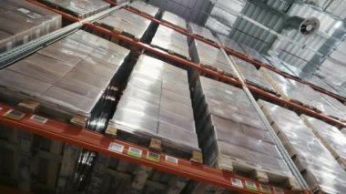 Geniş Perakende Deposu Düzenlenmiş Raflar Sağlam Karton kutulara doldurulmuş çeşitli eşyalar, Merkez Daire 'ye hizmet, Verimli Lojistik ve Teslimat Operasyonları