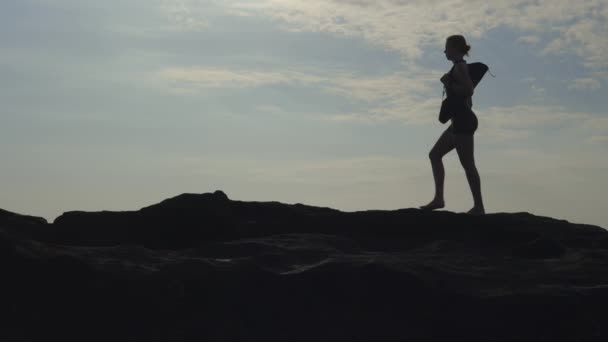 Spokojny Poranny Nastrój Młoda Kobieta Chodząca Trening Jogi Niosąca Swoją — Wideo stockowe