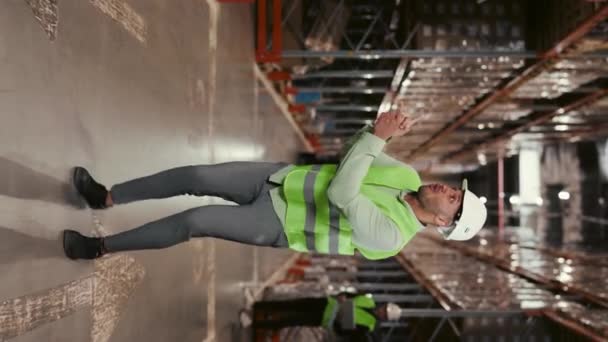 Trabajador Almacén Que Participa Rutina Baile Lúdico Ambiente Enérgico Animado — Vídeos de Stock