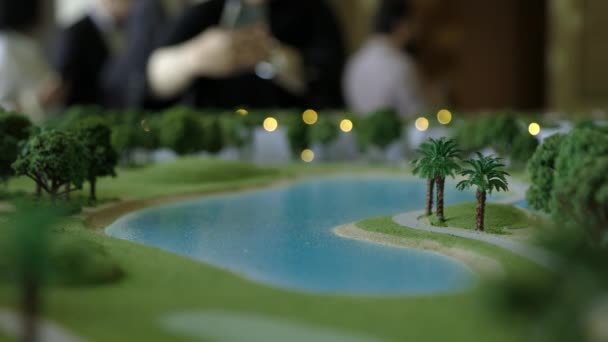 Крупним Планом Вид Будівельну Модель Ставком Парку Презентація Лісу Плануванням — стокове відео