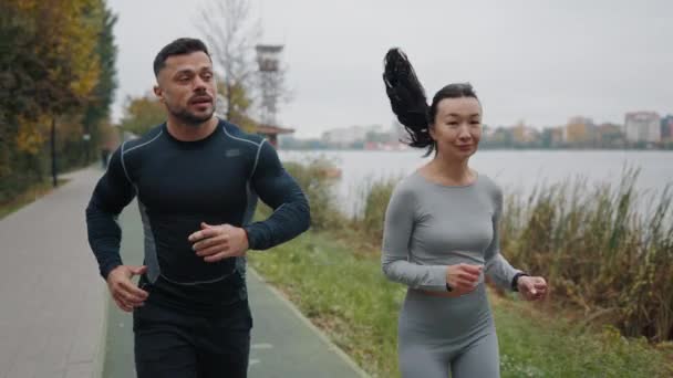 Hombre Mujer Corriendo Juntos Parque Usando Ropa Deportiva Para Entrenamiento — Vídeo de stock