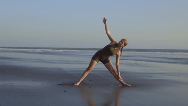 Schöne Blonde Frau Sportbekleidung Die Draußen Meer Turnt Frau Trainiert — Stockvideo