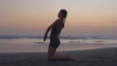 Yoga Tutkusu Dışarıda, Geniş Deniz 'in Arkaplanına Karşı Güç ve Duruş Gösterisi. Açık havada Esneklik Gösteren Sportif Kadın. Beden eğitimi. Spor ve İnsanlar Konsepti