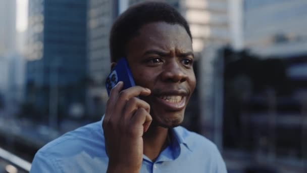 Jovem Empresário Nervoso Falando Telefone Gritando Durante Conversa Empreendedor Irritado — Vídeo de Stock