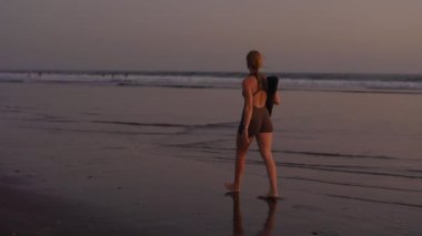 Antrenmandan sonra Sport Slim Girl 'ün Sahilde Yürüyüşü' nün arka görüntüsü. Koç Huzurlu Deniz Kıyısında Yürüyüşe Çıkıyor. Halk ve Spor Konsepti