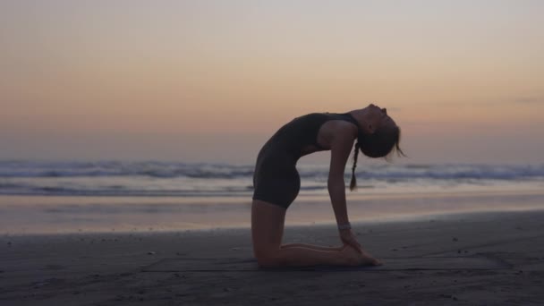 Sportig Kvinna Stretching Henne Tillbaka Mattan Havet Bakgrund Friidrott Flicka — Stockvideo