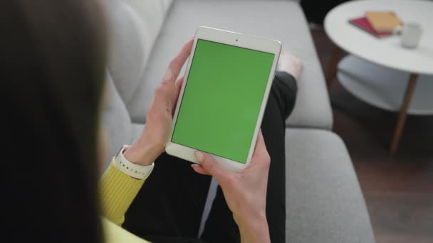 Mädchen Schaut Auf Tablet Mit Grünem Bildschirm Während Sie Wohnzimmer — Stockvideo