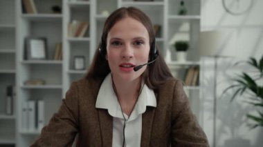 Çekici Kafkas Kadın Çevrimiçi Konferans Veriyor Kameraya Bakıyor. Koç Çevrimiçi Çalışmanın Tüm Entrikalarını Anlatıyor. Uzaktan Çalışma Dersi. Halk ve Teknoloji Konsepti