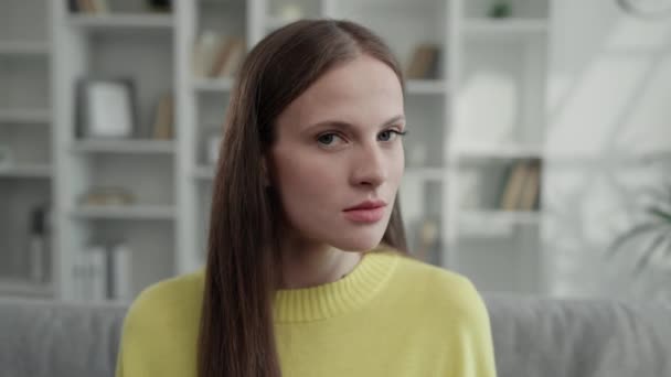 Arkaplanındaki Yakışıklı Esmer Kız Portresi Ofisteki Kameraya Bakan Temiz Ciltli — Stok video