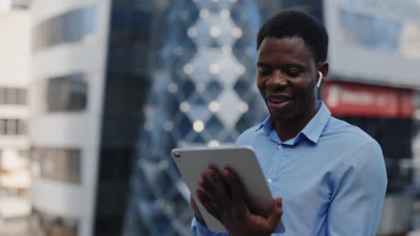 Gelukkig Afro Amerikaanse Man Houdt Een Tablet Zijn Handen Praat — Stockvideo