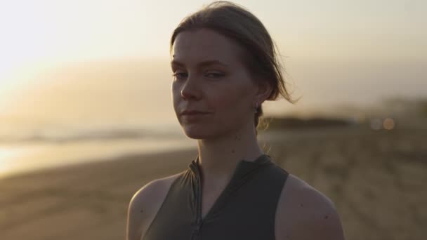 Retrato Jovem Charming Blonde Jogger Olhando Para Câmera Costa Mar — Vídeo de Stock