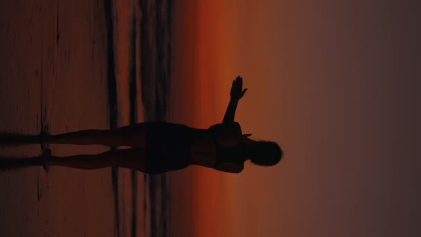 Vídeo Vertical Charming Sporty Woman Seashore Graciosamente Realiza Exercício Durante — Vídeo de Stock