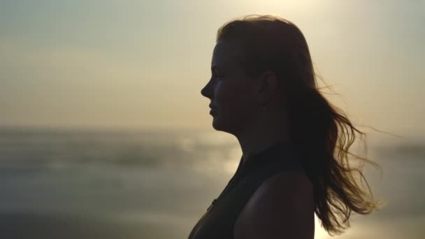 Przemyślana Kobieta Stojąca Brzegu Morza Rozglądająca Się Dookoła Młoda Blondynka — Wideo stockowe