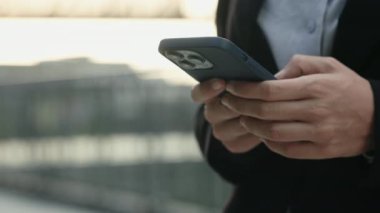 Kadın elinde akıllı telefon tutarken, internette gezinirken, dışarıda dikilirken. Sosyal medyada Bayan Patron Sohbeti. Halk ve Teknoloji Konsepti