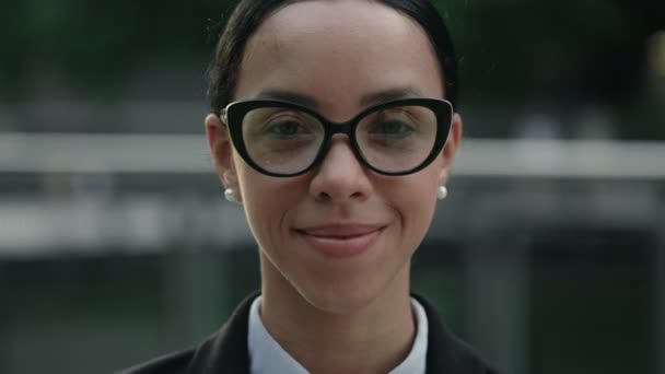 Portretul Doamnei Pozitive Inteligente Ochelari Poziționând Exterior Drăguț Zâmbind Femeie — Videoclip de stoc