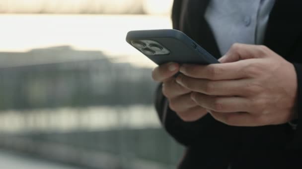 Frau Hält Smartphone Der Hand Benutzt Surft Internet Während Sie — Stockvideo