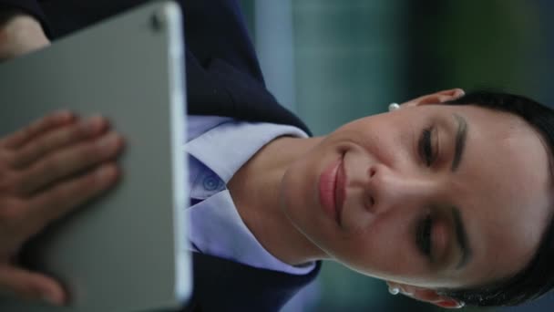 Vídeo Vertical Close Charming Confident Manager Using Digital Tablet Outdoors — Vídeo de stock