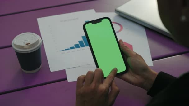 Büroangestellte Hält Ein Mobiltelefon Der Hand Dessen Grüner Bildschirm Das — Stockvideo