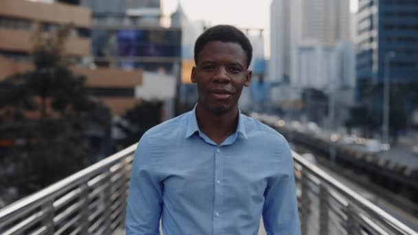Gülümseyen Yakışıklı Adamı Şehir Merkezi Nde Açık Havada Duruyor Afro — Stok video