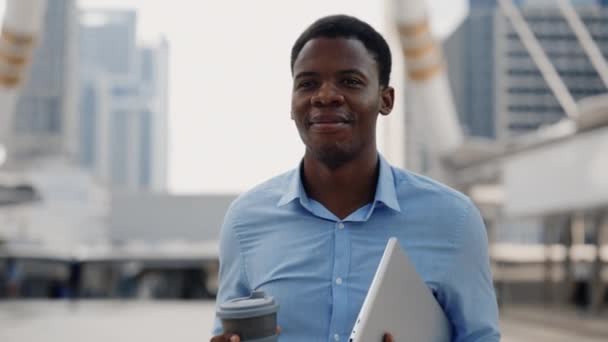Uśmiechnięty Afroamerykanin Idący Biura Niosący Filiżankę Kawy Okrągły Top Szczęśliwy — Wideo stockowe