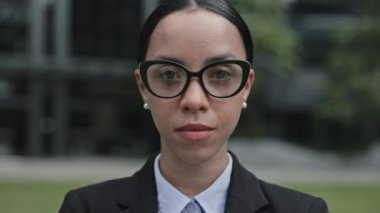 Gözlüklü, Gözlüklü, Gözlüklü, Ciddi Kadın Doğruca Kameraya Bakıyor. Açık havada duran zeki öğretmenin portresi. Halk ve İş Konsepti