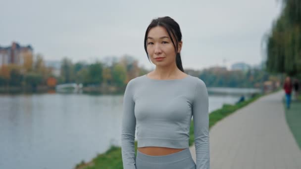 Porträt Der Attraktiven Asiatischen Dame Sportkleidung Die Die Kamera Blickt — Stockvideo