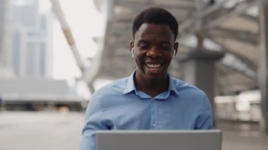 Çevrimiçi konferans için kulaklık takarak ve çalışarak mutlu Afrikalı Amerikalı Öğrenci Mesafesi Dersleri. Yakışıklı Mutlu İş Adamı Çevrimiçi Toplantıda Kamera 'ya El sallıyor. Halk ve Teknoloji Konsepti