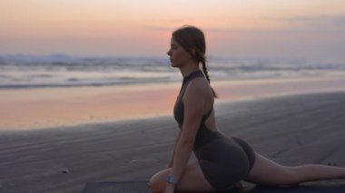 Sarışın Çekici Kadın, Deniz Sahili 'nin dışında yoga yapıyor. Açık havada Slim Girl in Sport Clothes Antrenmanında. Dışarıda esneyen atletik bayan. Yoga ve İnsanlar Konsepti