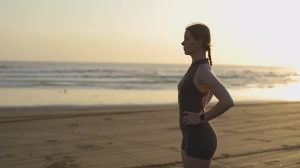 Mulher Elegante Sportswear Gosta Brisa Costeira Contemplando Reflexivamente Por Seashore — Vídeo de Stock