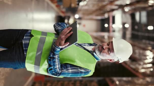 垂直的肖像 男经理 英俊的工程师站着 利用销售中心的数码制表 零售配送中心技术工人优化库存管理的研究 — 图库视频影像