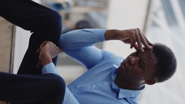 Vídeo Vertical Hombre Afroamericano Cansado Teniendo Problemas Financieros Sentado Fuera — Vídeo de stock