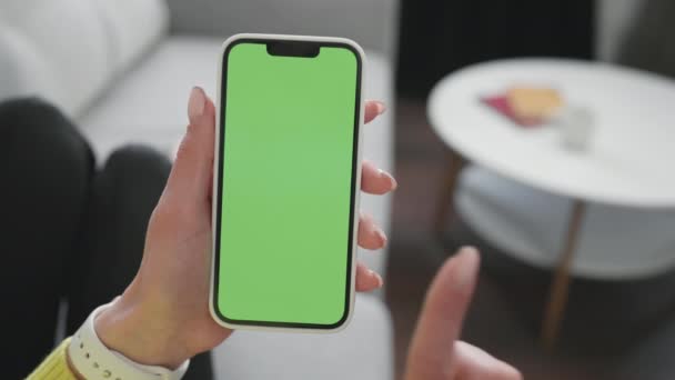 Lady Hands Πατώντας Στο Πράσινο Οθόνη Smart Phone Ενώ Ξεκουράζεται — Αρχείο Βίντεο