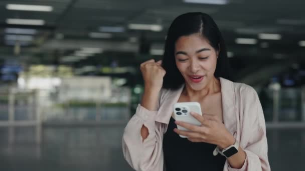 Ázsiai Győztes Mobiltelefon Nyertes Ingyenes Díjat Online App Miközben Áll — Stock videók