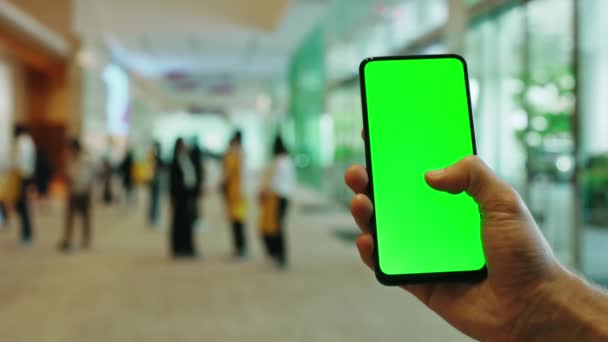 Gros Plan Une Main Masculine Tenant Smartphone Avec Écran Vert — Video