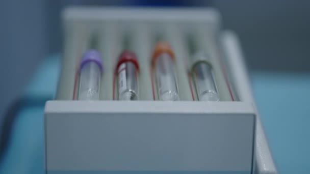 Medicinska Blodprov Rör Olika Färger Organiserade Ett Laboratorium Rack Kemisk — Stockvideo