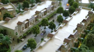 Evleri ve ağaçları olan bir Residential Caddesi 'nin Minyatür Modeli. Sokak boyunca uzanan güzel kulübelerin yerleşimi. Yeni Uyku Bölgesi 'nin sunumu. Yeni Modern Binanın Mimari Düzeni