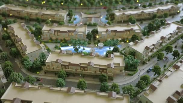 Стол Креативным Строительством Округ Мбаппе Абу Даби Котлетами Пальмами Архитектурная — стоковое видео