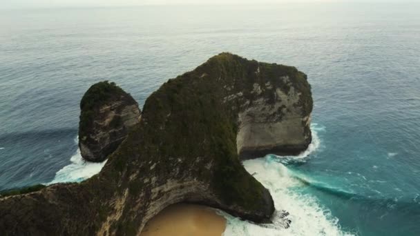 Penida에 절벽의 인도네시아 페니다에서 장엄한 절벽과 청록색 바다의 항공기 — 비디오