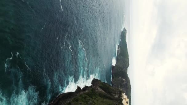 Ocean Cliffs Nusa Penida Vista Aérea Que Captura Los Espectaculares — Vídeos de Stock