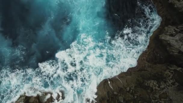 Bovenaanzicht Ocean Waves Crashen Rocky Shoreline Drone Neergeschoten Luchtfoto Van — Stockvideo