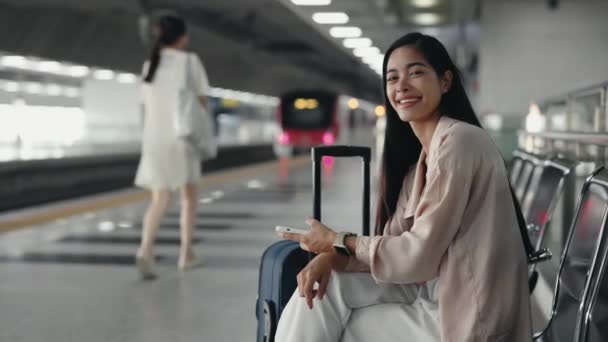 Traveler Girl Sentado Estação Trem Olhando Para Câmera Retrato Mulher — Vídeo de Stock