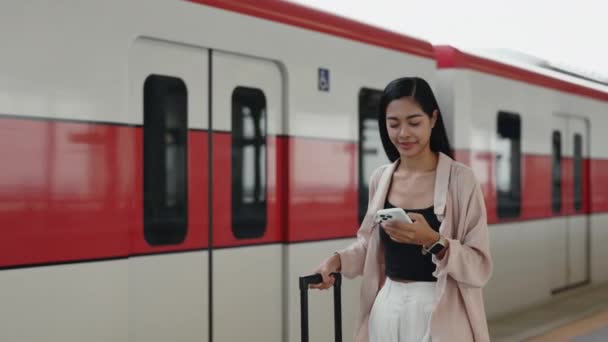 Jeune Touriste Joyeux Gare Avec Une Valise Aller Gare Utilisant — Video