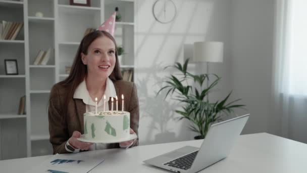 Donna Festeggia Compleanno Online Utilizzando Computer Portatile Celebrazione Distanza Charming — Video Stock
