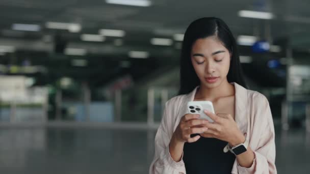 Touristenmädchen Steht Mit Smartphone Auf Dem Flughafen Und Feiert Den — Stockvideo