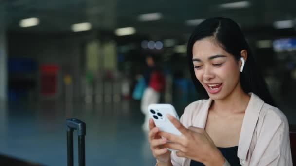 Charmantes Mädchen Flughafen Das Vor Dem Abflug Videoanruf Mit Ihrer — Stockvideo