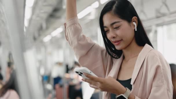 Lady Holding Handrail Dans Metro Scrolling Videos Listening Music Earphones — Video