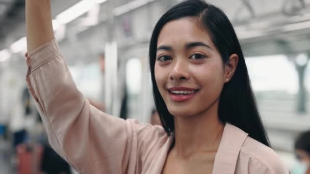 지하철에서 손잡이를 매력적인 긍정적 관광객의 초상화 교통에 지하철에서 여행자 카메라를 — 비디오