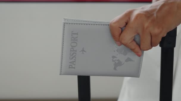 Близько Подорожі Жінка Перевозить Багаж Тримає Руці Паспорт Ходить Сучасному — стокове відео