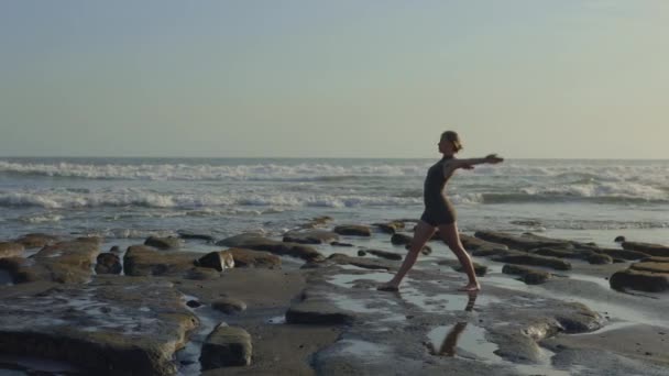 Sportowa Kobieta Odzieży Fitness Rozciągająca Się Plaży Blondynka Trenująca Świeżym — Wideo stockowe